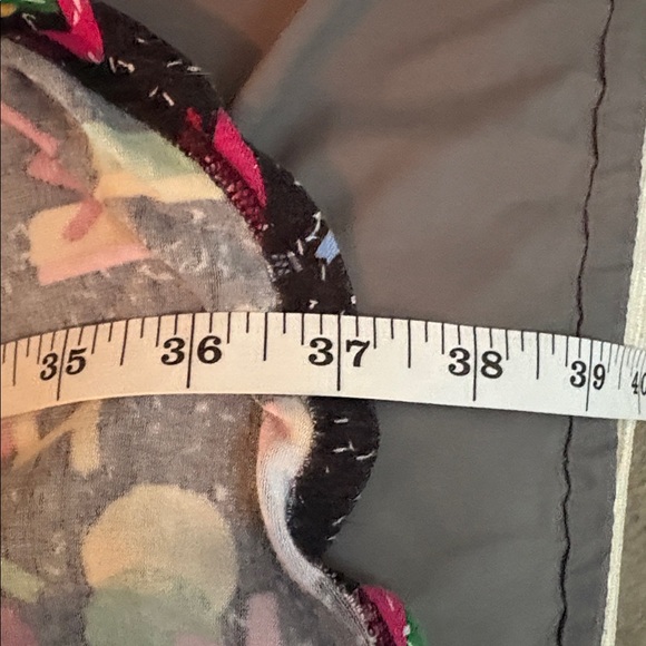 🌟 LULAROE: Patterned Tunic on Black Background/High Low- Size M   EUC - Picture 8 of 8